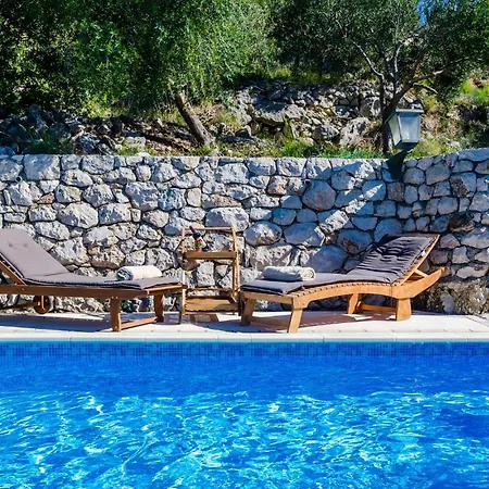 Beautiful In W/ Outdoor Swimming Pool&1 Bedrooms
